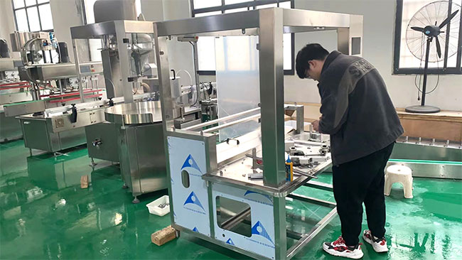 膏體灌裝機設備車間實拍